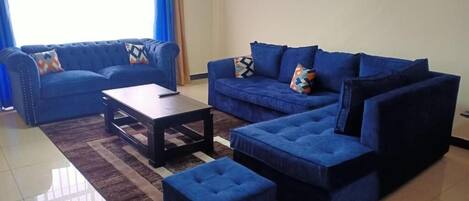 ดีลักซ์อพาร์ทเมนท์ | บริเวณนั่งเล่น | สมาร์ททีวี 14 นิ้ว พร้อมช่องดิจิตอล, ทีวี