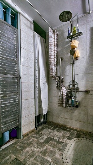 シャワー、ヘアドライヤー、タオル、石鹸