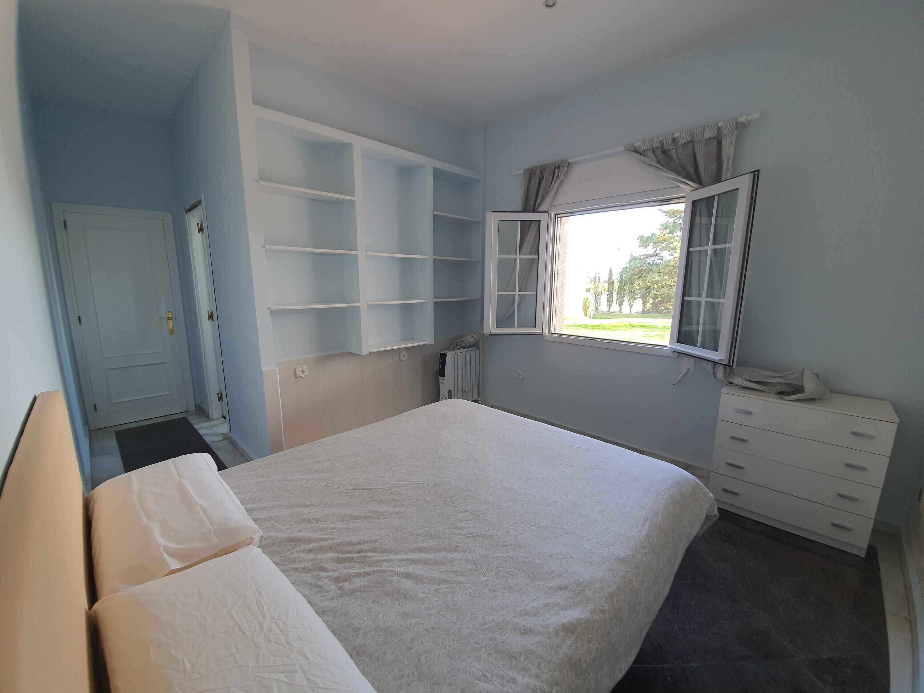 5 slaapkamers, een strijkplank/strijkijzer, gratis wifi, beddengoed