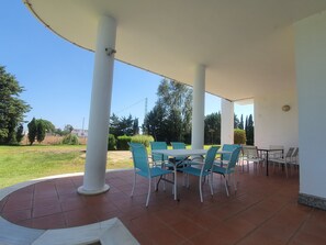 Outdoor dining - Finca Campo Viejo with Garden, Terrace & Wi-Fi (Isla Cristina)
