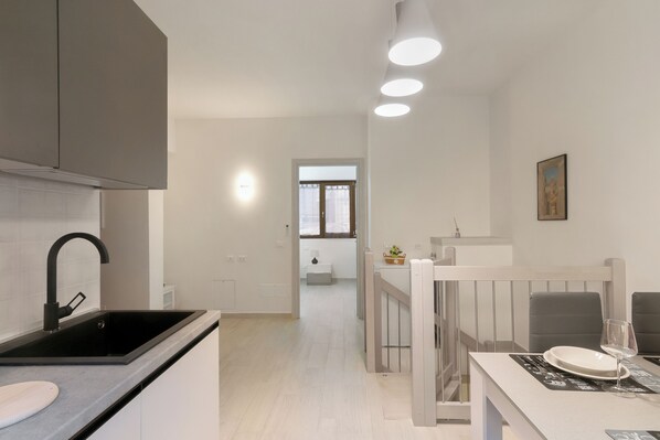 Fridge, microwave, stovetop, dishwasher - Apartment 'Bellariva Home' with Shared Terrace, A/C & Wi-Fi (Firenze)