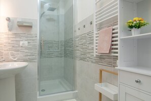 Douche, sèche-cheveux, serviettes fournies