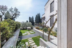 Property grounds - 'Blue Moon duepunto0' with Lake View & Wi-Fi (Gardone Riviera)