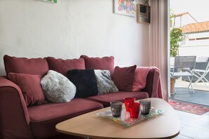 TV, DVD player - 'Apartment Royan Rayley' close to the Sea with Terrace & Wi-Fi (Royan)