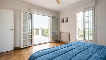 5 slaapkamers, een bureau, een strijkplank/strijkijzer, reisbedje