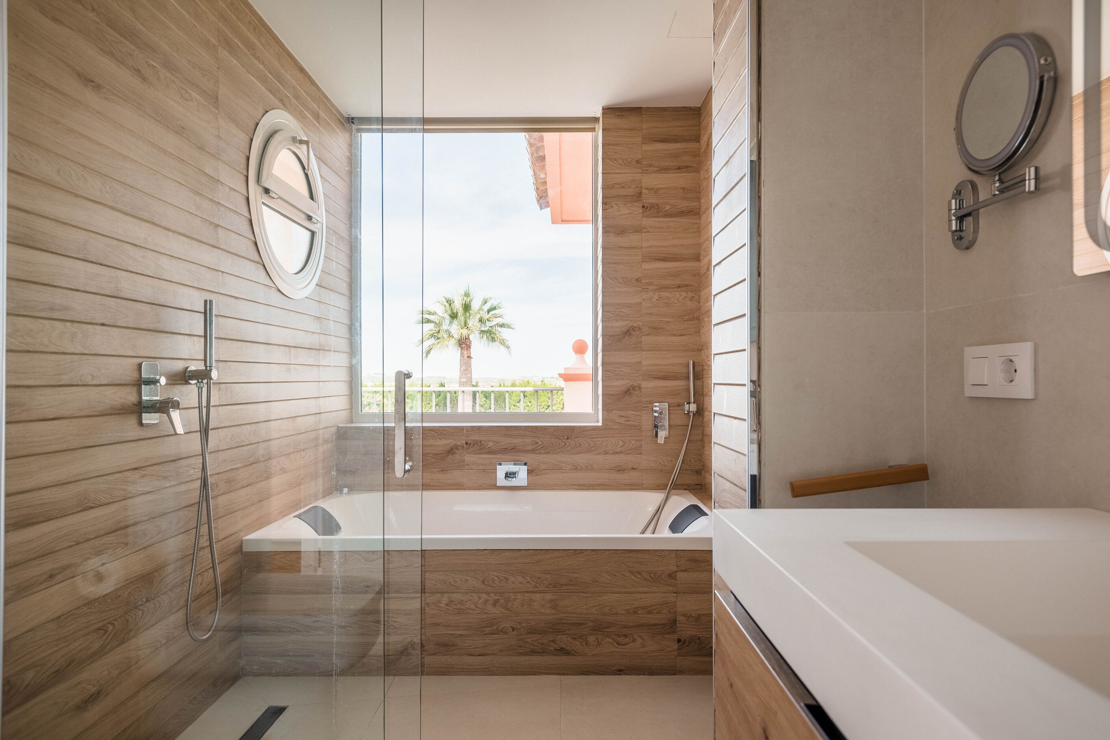 Ensemble douche/baignoire, sèche-cheveux, bidet, serviettes fournies