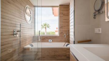 Ensemble douche/baignoire, sĂšche-cheveux, bidet, serviettes fournies