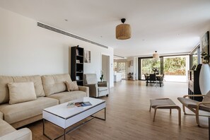 Een smart-tv, videogames, een tafeltennistafel en een muziekbibliotheek