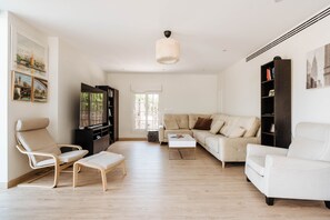 Een smart-tv, videogames, een tafeltennistafel en een muziekbibliotheek