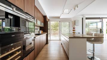 Refrigerador, microondas, horno y parrilla de estufa