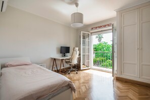 5 slaapkamers, een bureau, een strijkplank/strijkijzer, reisbedje