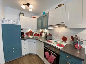 Køleskab, ovn, opvaskemaskine, kaffe-/temaskine