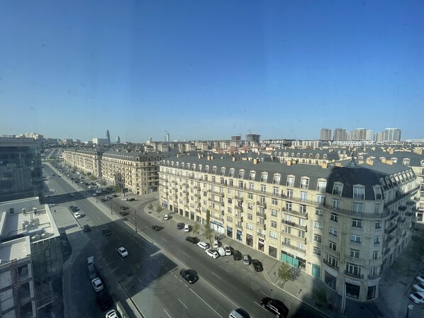 Um edifício de vários andares com um pátio central, rodeado por outros edifícios.