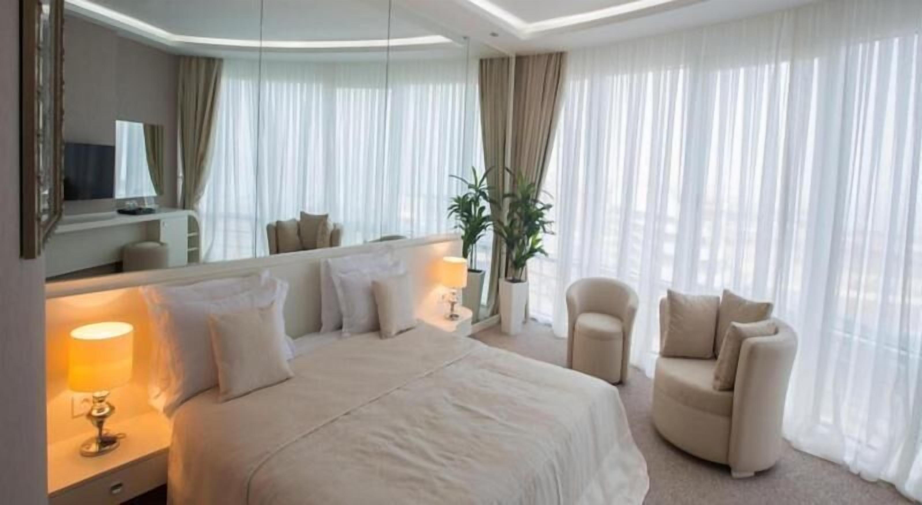 Minibar, két bảo mật tại phòng, bàn 