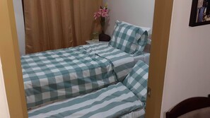 2 chambres, coffres-forts dans les chambres, fer et planche à repasser