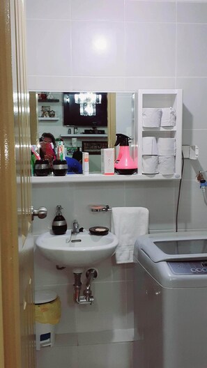 Duschwanne, Bidet, Handtücher, Toilettenpapier