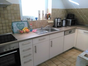 Kühlschrank, Mikrowelle, Ofen, Geschirrspüler