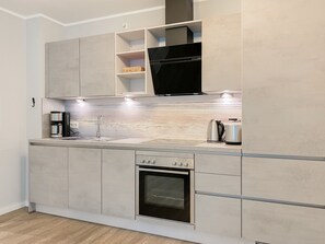 Kühlschrank, Ofen, Geschirrspüler, Wasserkocher mit Kaffee-/Teezubehör