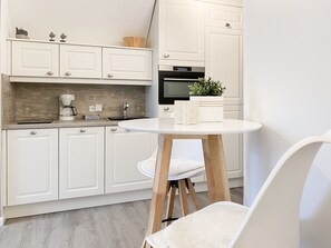 Kühlschrank, Ofen, Geschirrspüler, Wasserkocher mit Kaffee-/Teezubehör