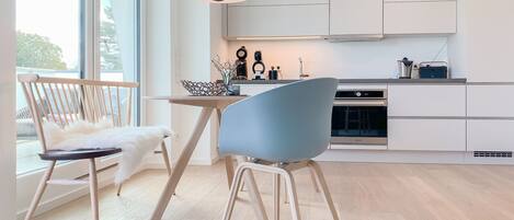 Kühlschrank, Ofen, Geschirrspüler, Wasserkocher mit Kaffee-/Teezubehör