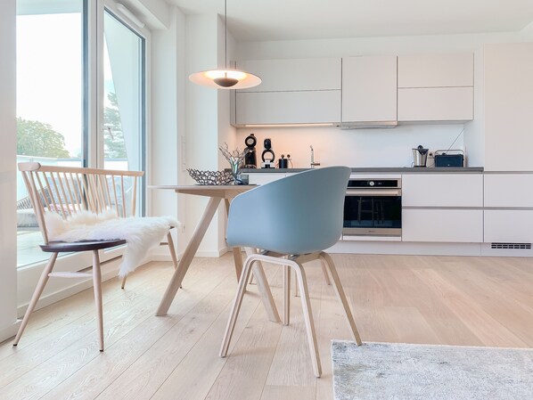 Fridge, oven, dishwasher, coffee/tea maker
