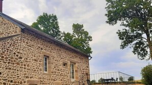 Un bâtiment en pierre avec un escalier menant à un balcon.