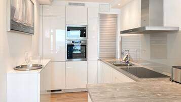 Kühlschrank, Mikrowelle, Ofen, Geschirrspüler