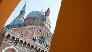 A large building with a prominent dome and two spires. - Padova Suites C20 (Padova)