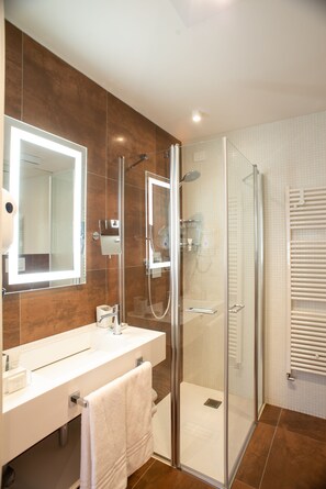Junior Suite | Bathroom | Shower, rainfall showerhead, free toiletries, hair dryer - Padova Suites C20 (Padova)