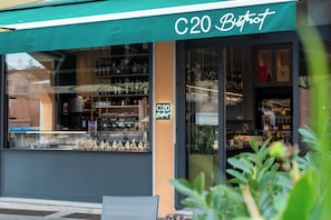 Una fachada con toldo verde y un letrero que dice "C20 Bistro".