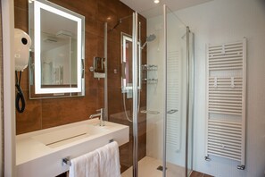 Deluxe Junior Suite | Badezimmer | Dusche, Regendusche, kostenlose Toilettenartikel, Haartrockner