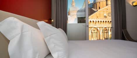 Deluxe Junior Suite | Minibar, in-room safe, soundproofing, cribs/infant beds