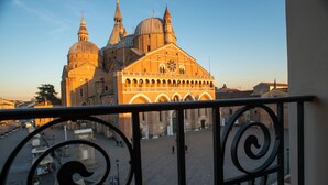 A view of a large cathedral with multiple domes, a spacious courtyard, and a balcony railing in the foreground. - Padova Suites C20 (Padova)