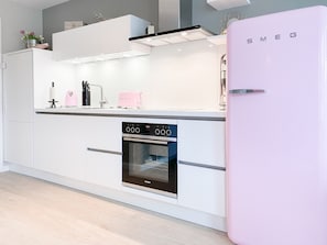 Kühlschrank, Ofen, Geschirrspüler, Wasserkocher mit Kaffee-/Teezubehör