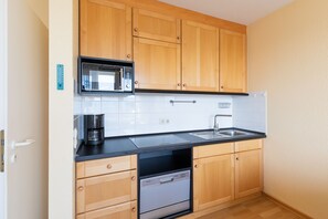 Kühlschrank, Mikrowelle, Ofen, Geschirrspüler