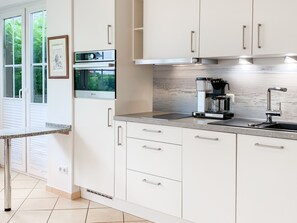 Kühlschrank, Ofen, Geschirrspüler, Wasserkocher mit Kaffee-/Teezubehör