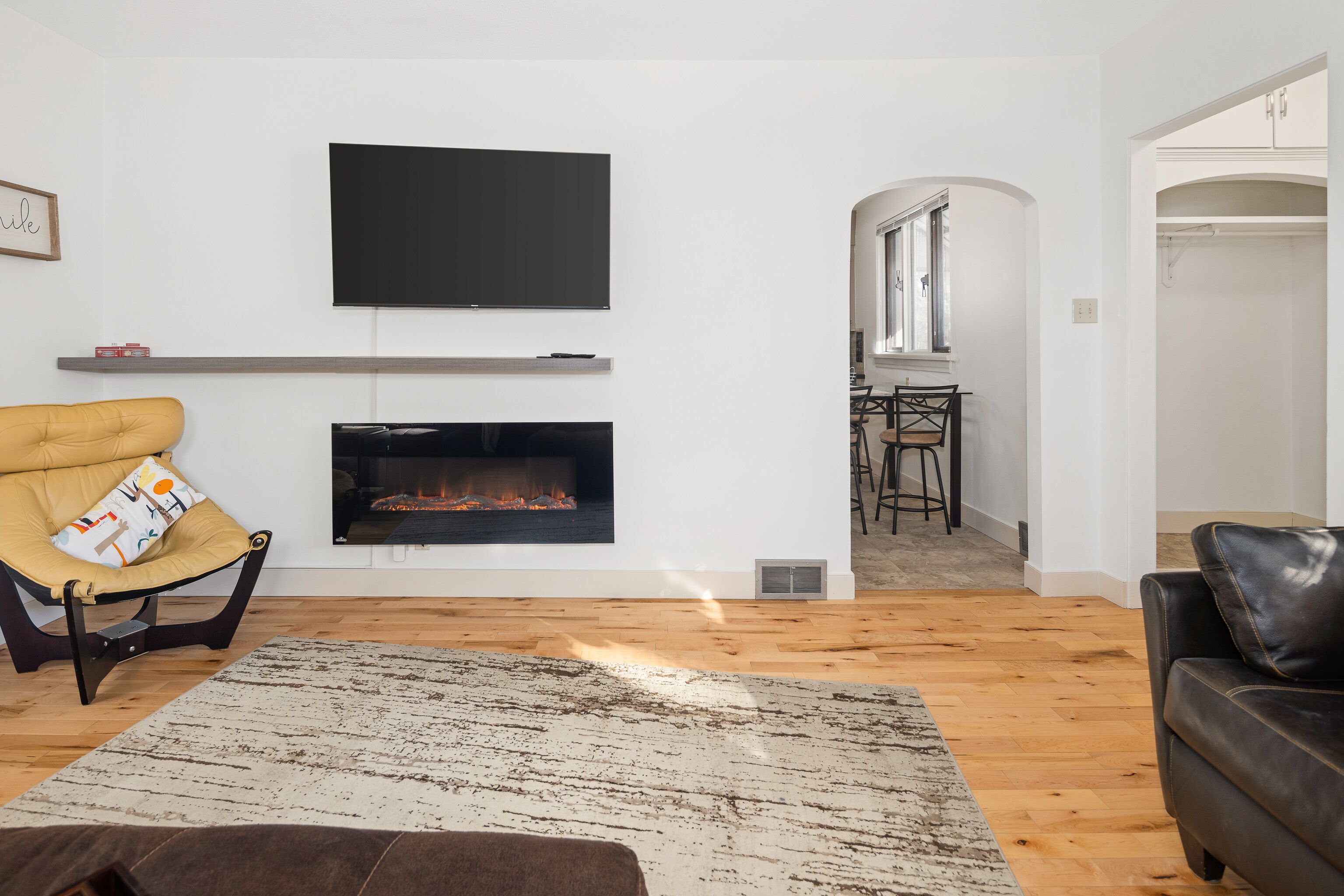 New SPACIOUS 2-Bedroom House w/Fireplace + BBQ :)