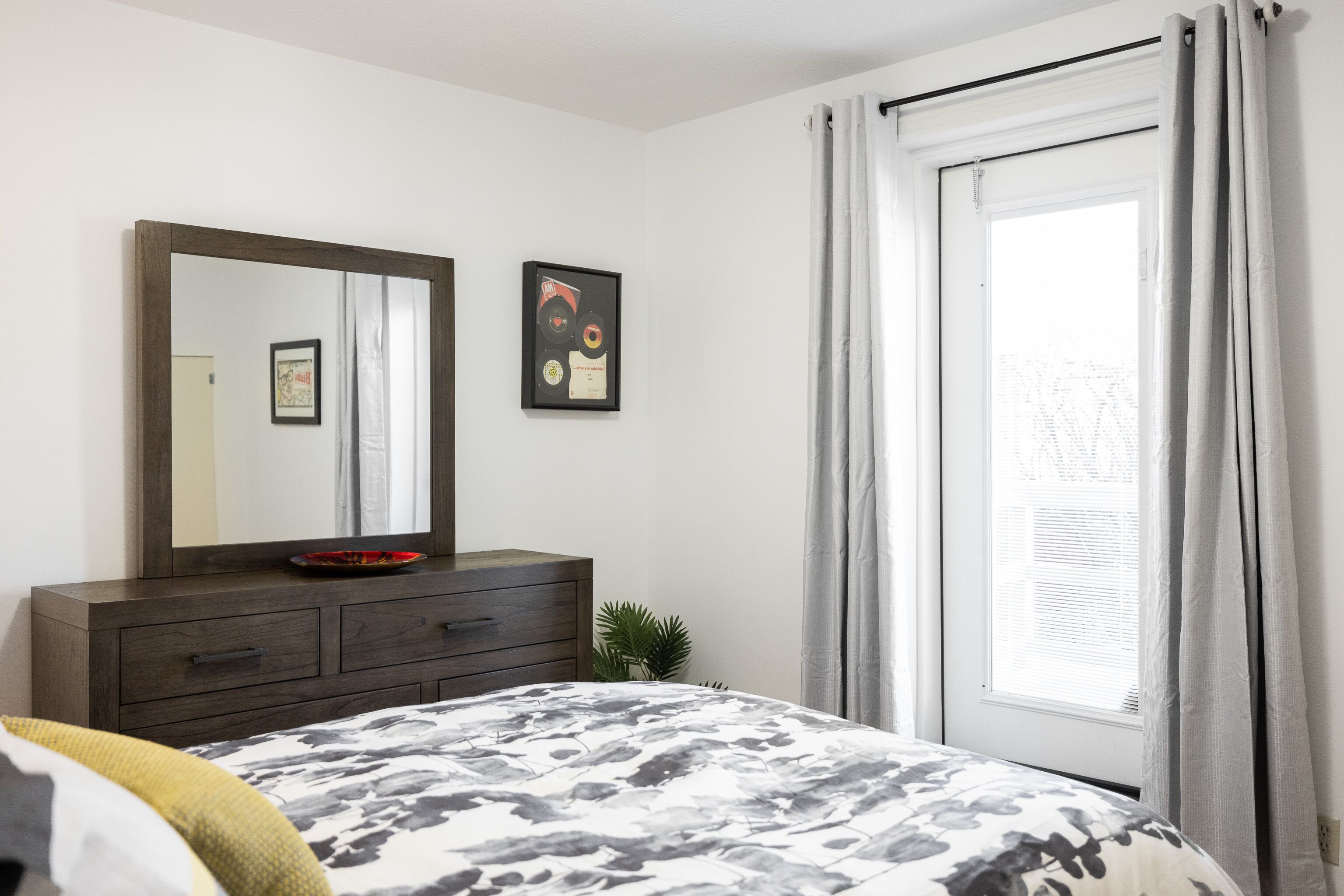 New SPACIOUS 2-Bedroom House w/Fireplace + BBQ :)