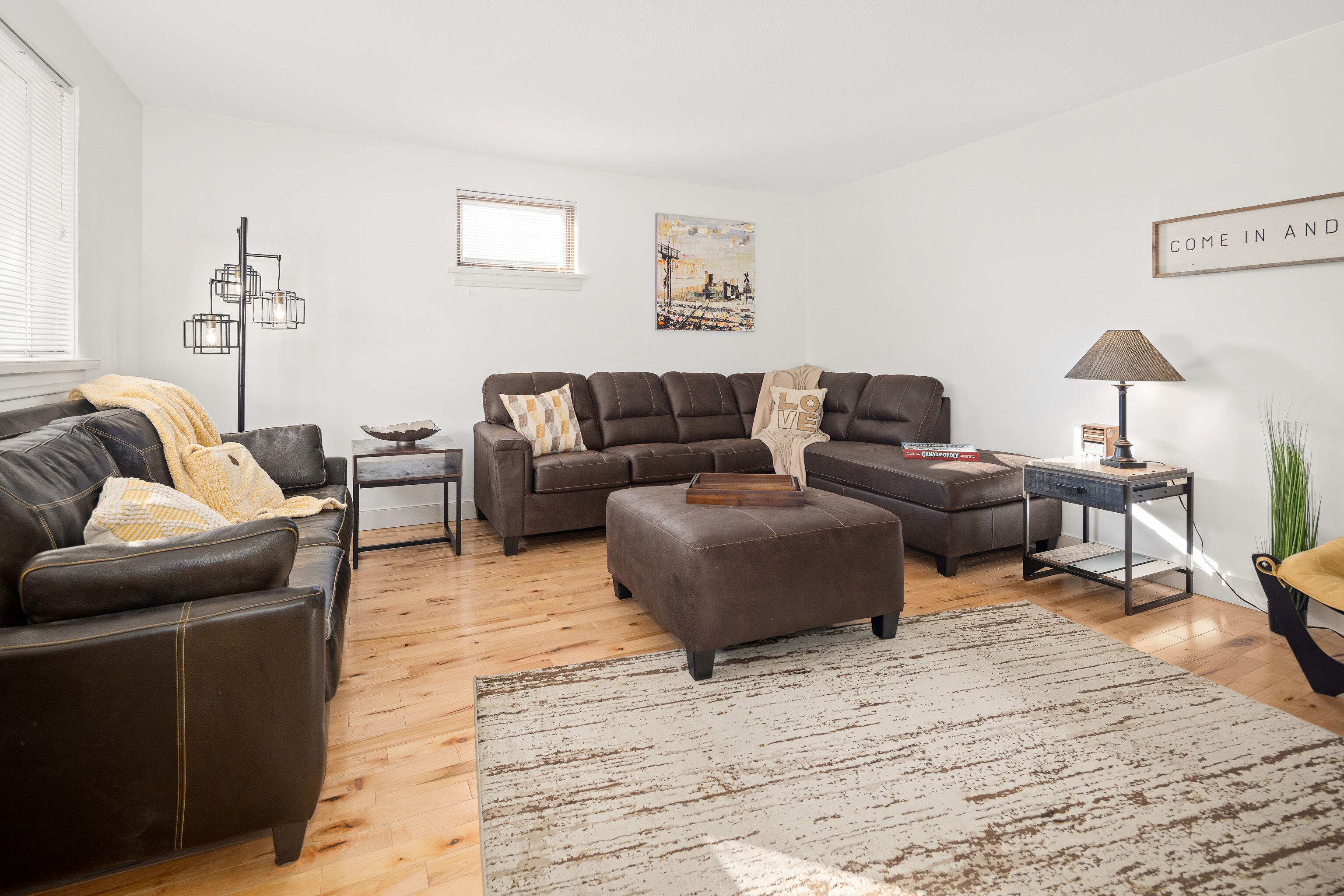 New SPACIOUS 2-Bedroom House w/Fireplace + BBQ :)