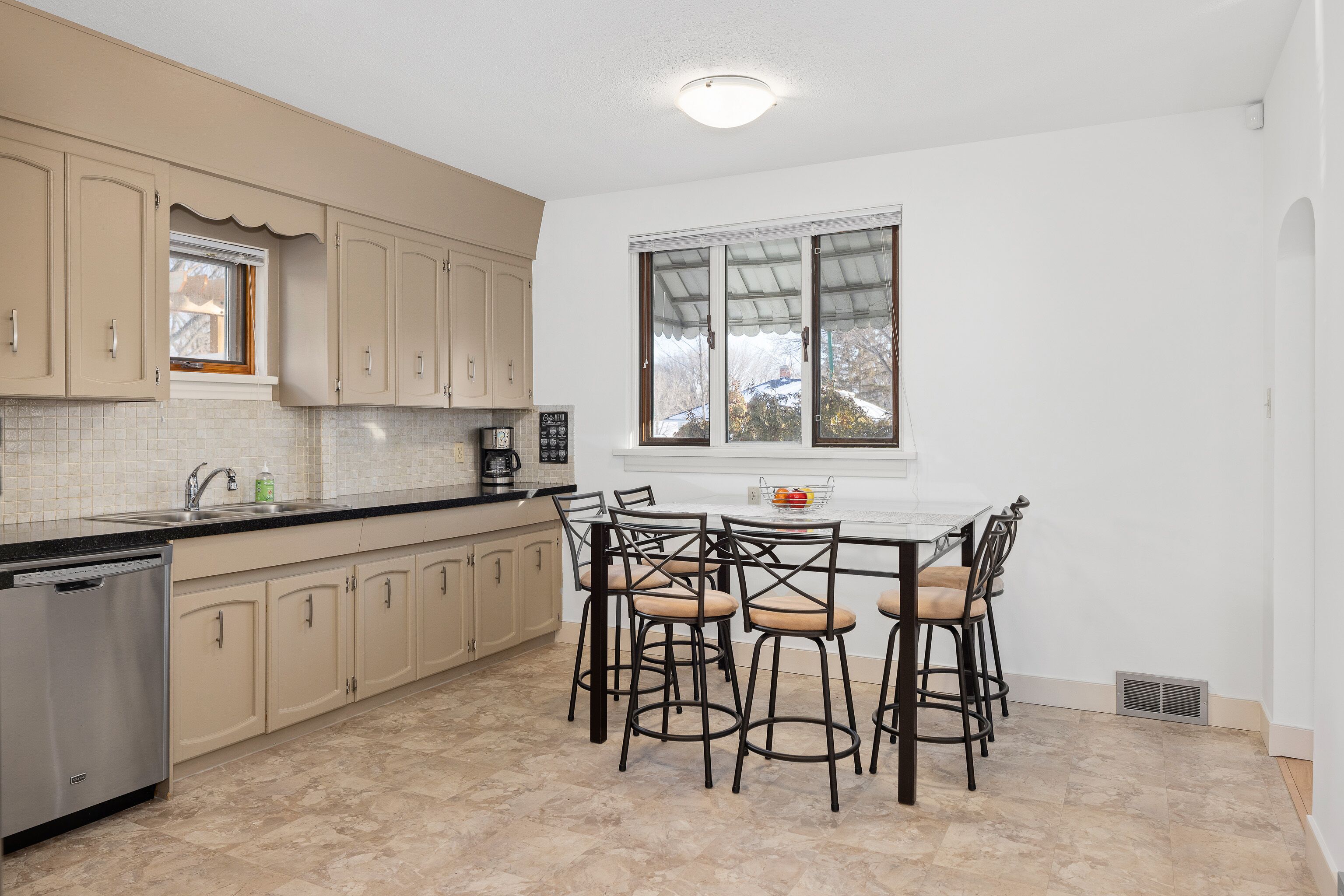 New SPACIOUS 2-Bedroom House w/Fireplace + BBQ :)