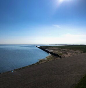Una carretera costanera amb un cel serè i un mar tranquil.