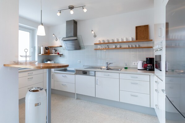 Kühlschrank, Ofen, Geschirrspüler, Wasserkocher mit Kaffee-/Teezubehör