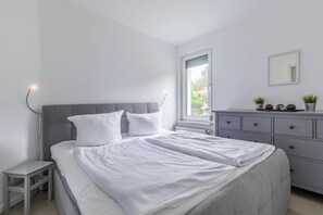 2 bedrooms, travel crib, bed sheets