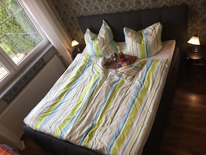 2 chambres, lit de bébé portatif, literie fournie