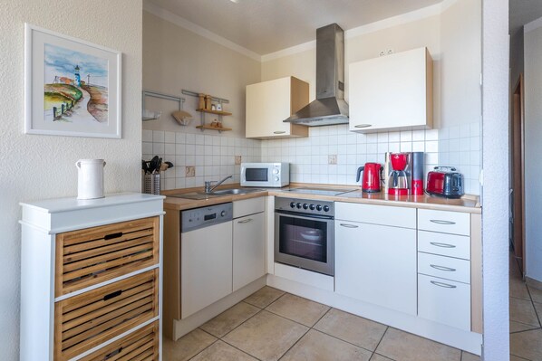 Køleskab, mikrobølgeovn, opvaskemaskine, kaffe-/temaskine