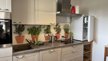 Kühlschrank, Mikrowelle, Ofen, Geschirrspüler