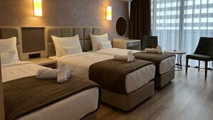 Ropa de cama hipoalergénica, minibar y escritorio 