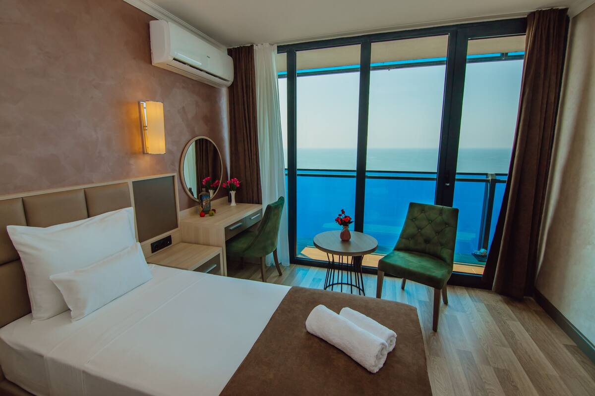 Panoramic Room | Hypo-allergenic bedding available, minibar, desk, laptop workspace