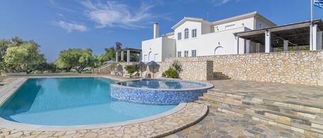 Villa familiar, 4 habitaciones, balcón (Amazing Pool Villa Kyllini Sea View) | Alberca privada