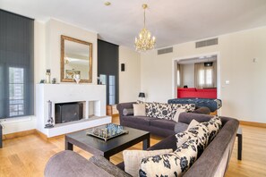 Vila família, vários quartos (Amazing Pool Villa Kyllini Sea View) | Área de estar | TV 21 polegadas com canais a cabo, lareira, console de videogame